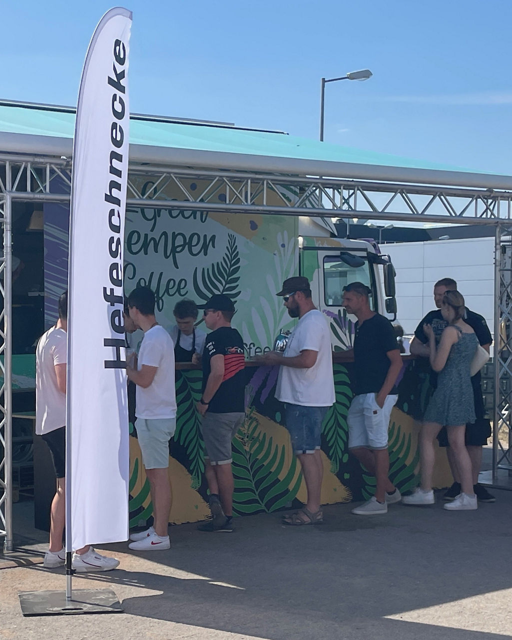 Großer Andrang und eine Menschenschlange am Verkaufstand von Green Temper Coffee.